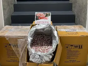 İzmir’de dev uyuşturucu operasyonu: 300 bin hap ele geçirildi
