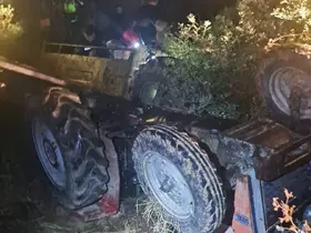 İzmir’de devrilen traktörün altında kalan sürücü hayatını kaybetti
