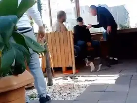 İzmir’de hırsızlık yaptığı öne sürülen taksi şoförüne darp
