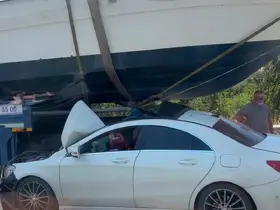 İzmir’de ilginç kaza: Otomobil tekneyle çarpıştı
