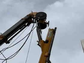 İzmir’de inşaat kulübesinin üzerine vinç düştü: 3 işçi yaralandı
