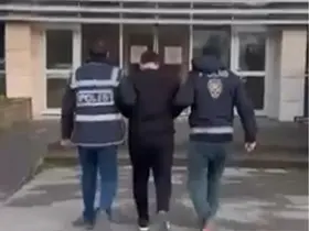 İzmir’de kesinleşmiş hapis cezasıyla aranan uyuşturucu taciri yakalandı
