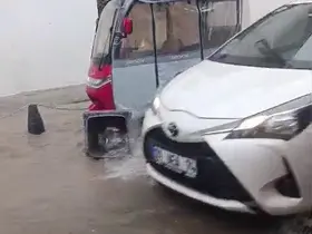 İzmir’de sağanak sokakları göle çevirdi

