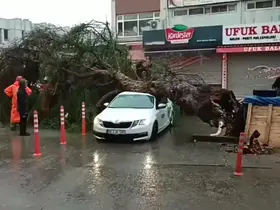 İzmir’de sağanak ve fırtına hayatı felç etti
