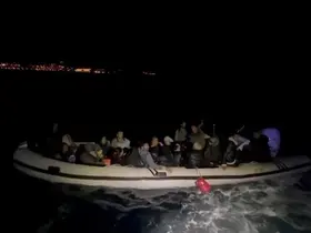 İzmir’de sürüklenen lastik bottaki 33 düzensiz göçmen kurtarıldı
