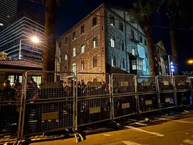 İzmir’de tartışmalı ’Meslek Fabrikası’ demir bariyerle çevrildi

