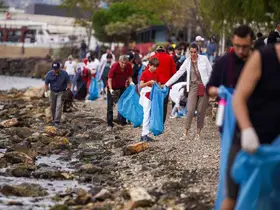 İzmirlilerden dünya rekoru için kıyı temizliği
