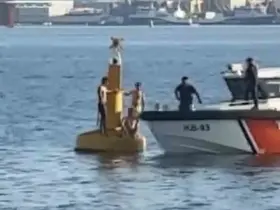 İzmit Körfezi’nde boğulmamak için deniz fenerine çıkan 3 kişiyi Sahil Güvenlik kurtardı
