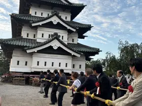 Japonya’da 400 tonluk tarihi kaleyi bin kişi halatlarla taşıdı
