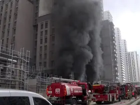 Kadıköy’de bir inşaatta çıkan yangının söndürme çalışmaları devam ediyor

