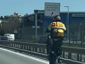 Kadıköy’de plakasız motosikletin tehlikeli yolculuğu kamerada
