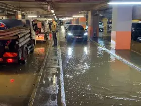 Kadıköy’de su borusu patladı: AVM otoparkı göle döndü
