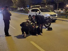 Kadın motosiklet sürücüsü otomobile arkadan çarptı
