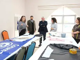 Kadınlar afişleri şık çantalara dönüştürüyor
