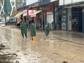 Kadirli’de selin ardından temizlik başladı, esnaf yardım bekliyor
