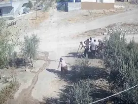 Kafası taşla ezilmek istenen baygın kocasını saldırganlara taş atarak kurtardı
