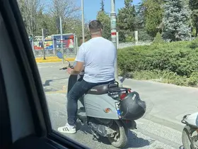 Kafasına takmadığı kaskla motosikletin plakasını kapattı
