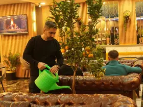 Kafede mandalina yetiştiriyor, müşterilerle paylaşıyor
