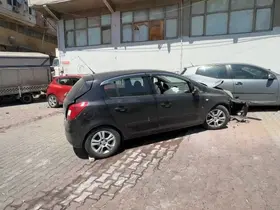 Kağıthane’de yokuştan kayan araç kaza yaptı: 4 araçta maddi hasar oluştu

