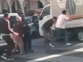 Kağıthane’de yol verme tartışması bıçaklı kavgaya dönüştü: O anlar kamerada
