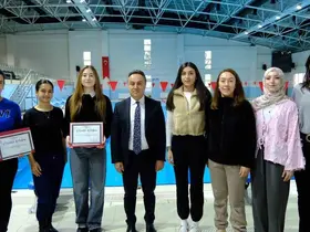 Kahraman öğrenciler rektör tarafından ödüllendirildi
