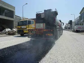Kahramanmaraş Büyükşehir Belediyesi’nden Yeni Sanayi Sitesi’nde asfalt mesaisi
