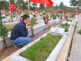 Kahramanmaraş deprem mezarlığında hüzünlü bayram
