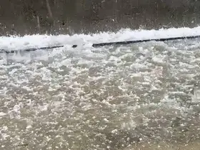 Kahta’da dolu yağışı karayolunu beyaza bürüdü

