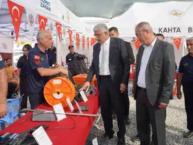 Kahta’da hayat kurtaran buluşma: İtfaiye ekipleri kent meydanında
