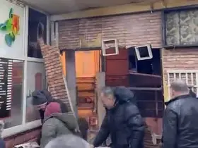 Kahvehanenin duvarları parçalansa da oyunlarına devam ettiler
