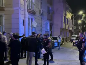 Kalabalık gruba laf attı, dayak yedi: Silahı çekip yanlışlıkla kendini vurdu

