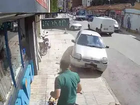 Kaldırıma çıkan otomobilin altında kalmaktan dubalar sayesinde kurtuldu: O anlar kamerada
