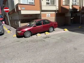 Kaldırıma park eden sürücüye apartman yöneticisinden notlu uyarı
