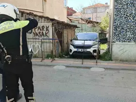 Kaldırımı kapatan bariyer kazaya neden oldu: 2 yaşındaki çocuk yaralandı
