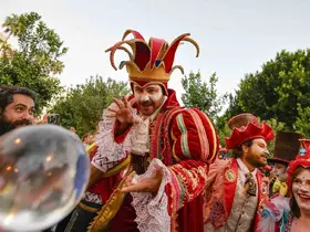 Kaleiçi sokaklarında renkli kortej geçişi
