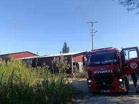 Kamışlık alanda başlayan yangın gıda toptancı deposuna sıçradı
