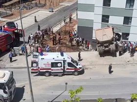 Kamyon eve girdi, sürücü yaralandı
