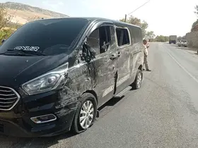 Kamyon ile minibüs çarpıştı: 1 yaralı
