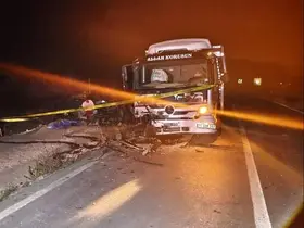 Kamyon ile otomobil kafa kafaya çarpıştı: 1 ölü, 1 yaralı
