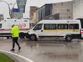 Kamyon ile servis minibüsü çarpıştı 4 kişi yaralandı
