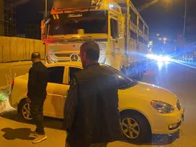 Kamyon otomobili sürükledi
