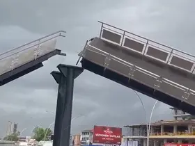 Kamyon üst geçide çarptı: 3 yaralı
