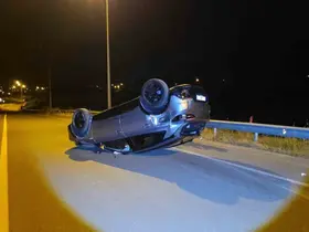 Kamyon ve otomobile çarpan araç takla attı: 2 yaralı
