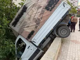 Kamyonet bahçeye uçtu: 1 yaralı
