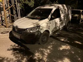 Kamyonet çift taraflı park edilen yolda bir araca çarpıp, bir otomobilin de aynasını kırdı
