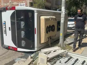 Kamyonet ile çarpışan yolcu minibüsü devrildi
