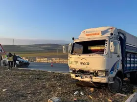 Kamyonet ile otomobil çarpıştı 6 kisi yaralandı