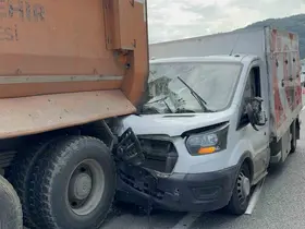 Kamyonet kamyona arkadan çarptı: 1 yaralı
