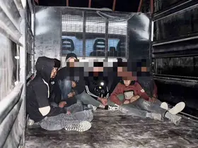 Kamyonet kasasında taşınan 8 göçmen yakalandı
