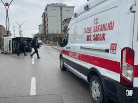 Kamyonet refüje çarparak devrildi: 2 yaralı
